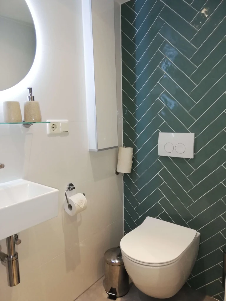 Bathroom toilet at B&B Berglust Rotterdam Hillegersberg