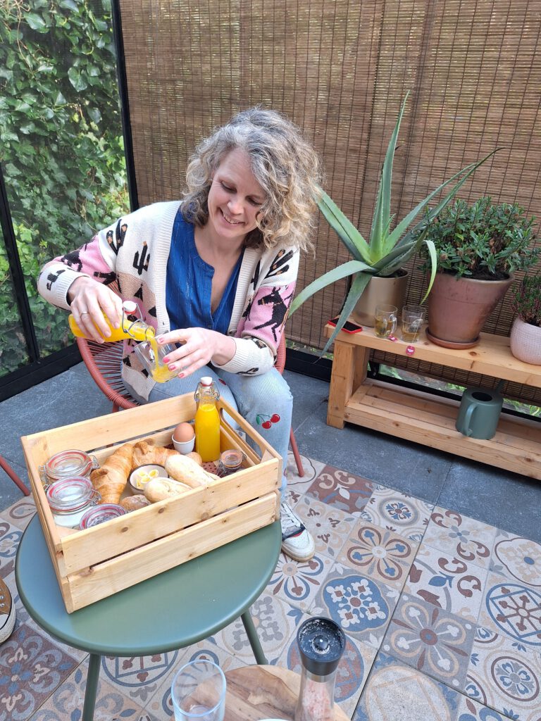 Luxury retreat in Rotterdam for friends, featuring a private breakfast and fresh, healthy ingredients