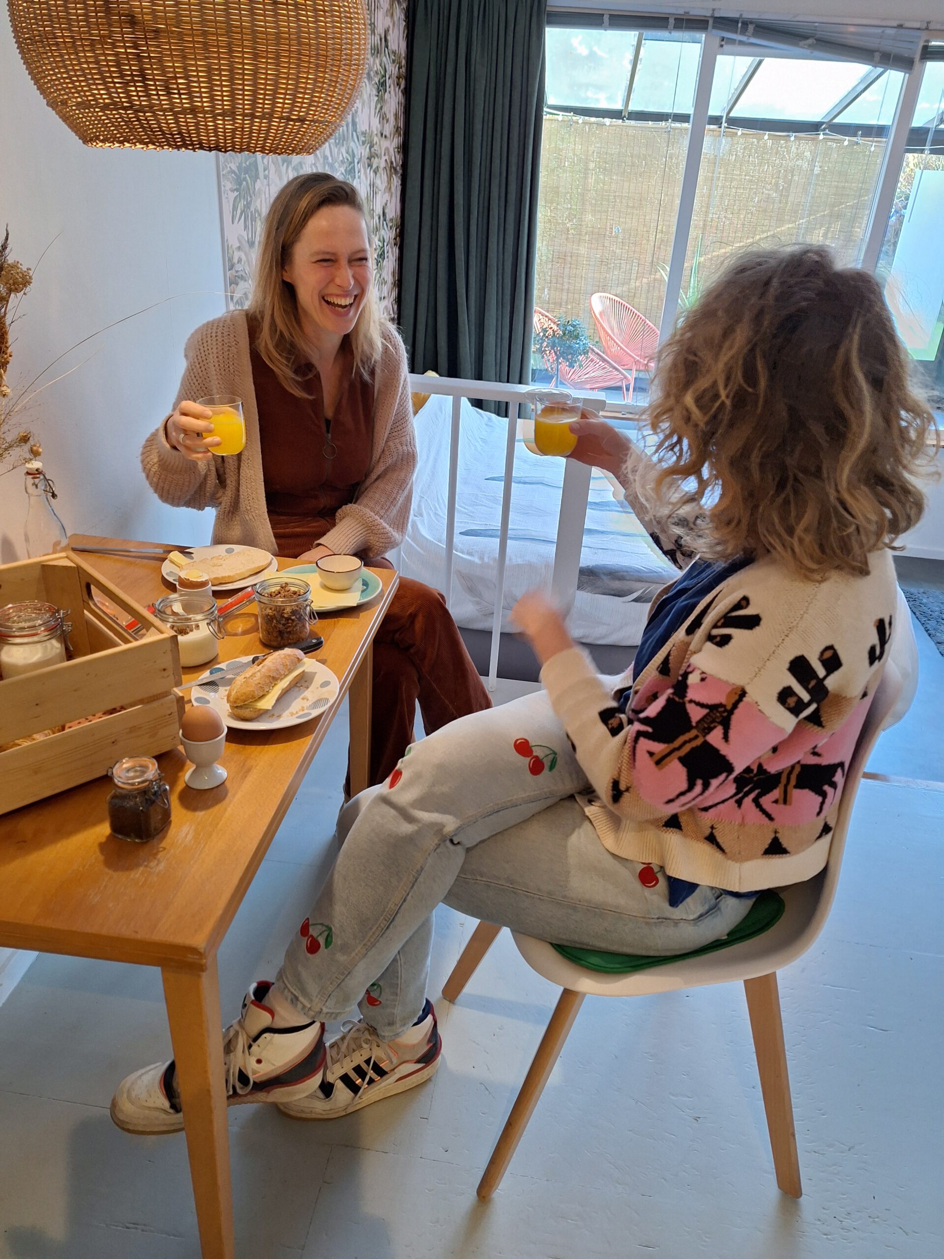 Breakfast in the dining area at our B&B Berglust in Rotterdam