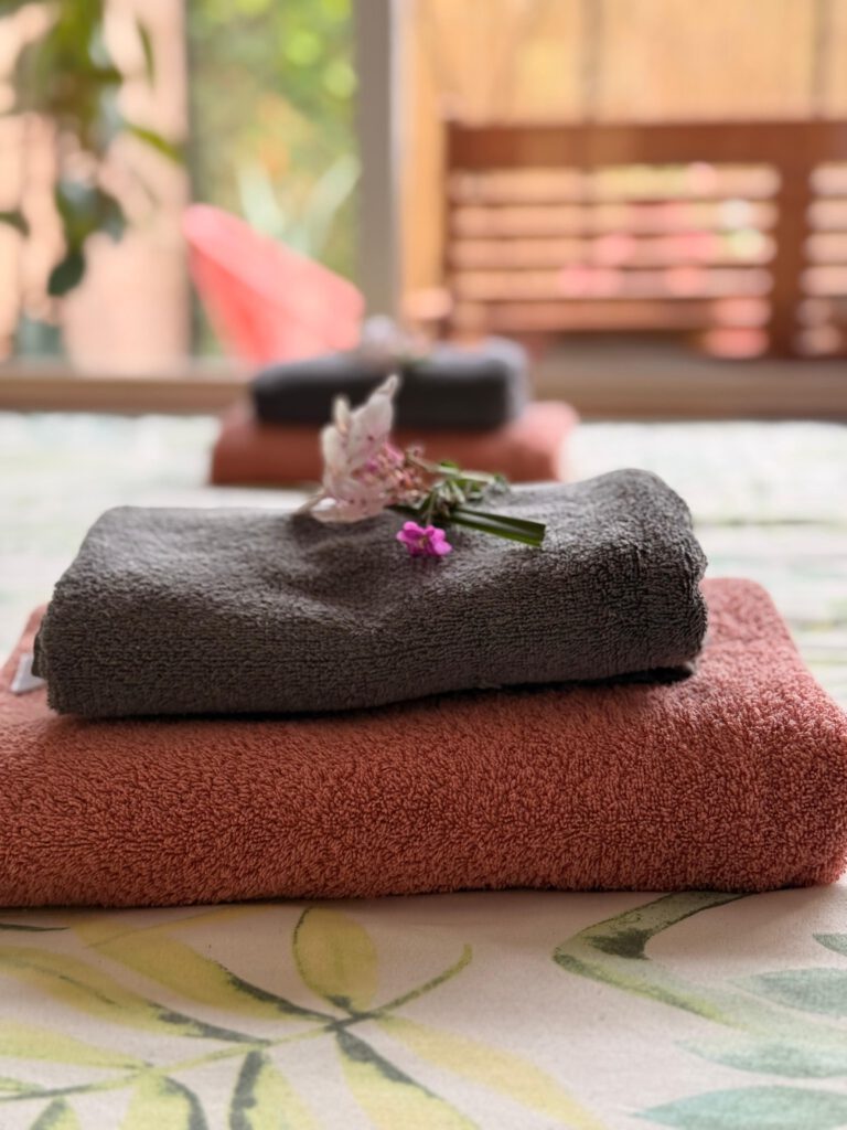 Towels on the bed in the sleeping area at our B&B Berglust in Rotterdam