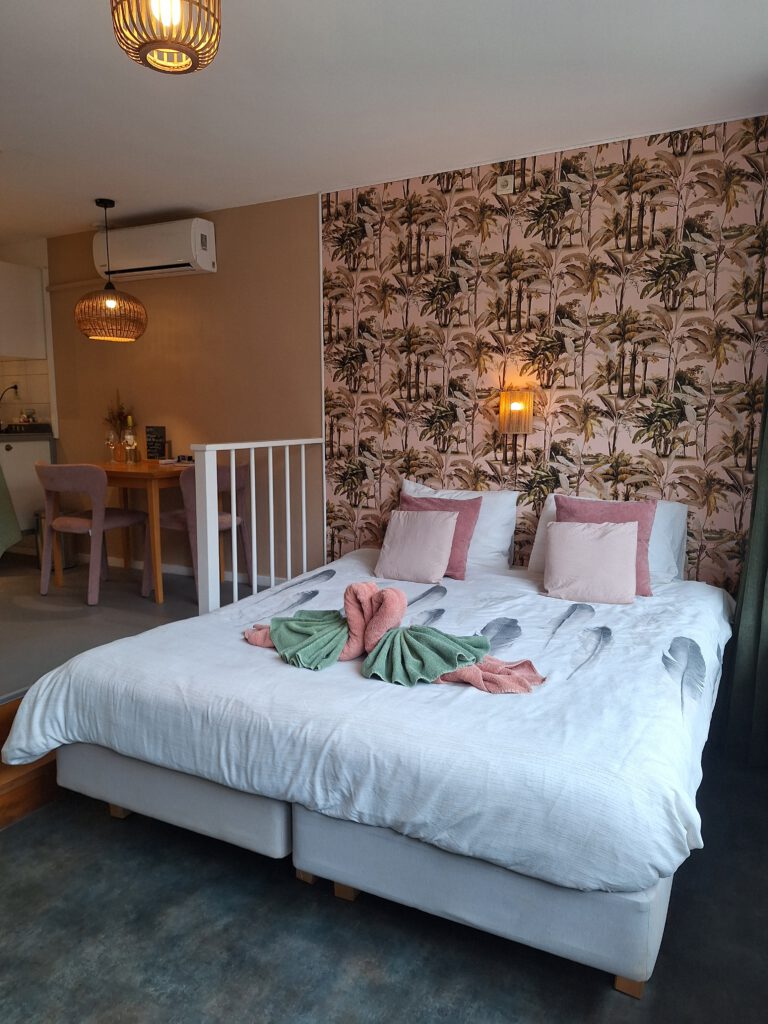 Romantic double bed in a cozy B&B in Rotterdam.