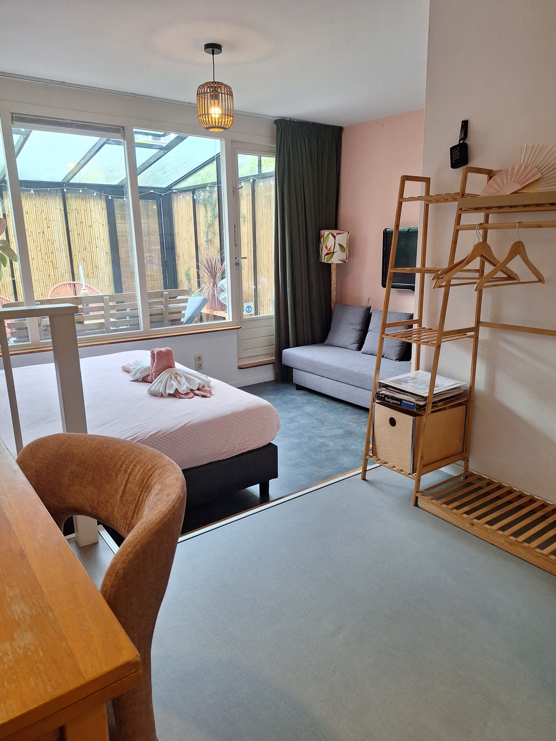 B&B Berglust Rotterdam Hillegersberg with double bed and sofa bed