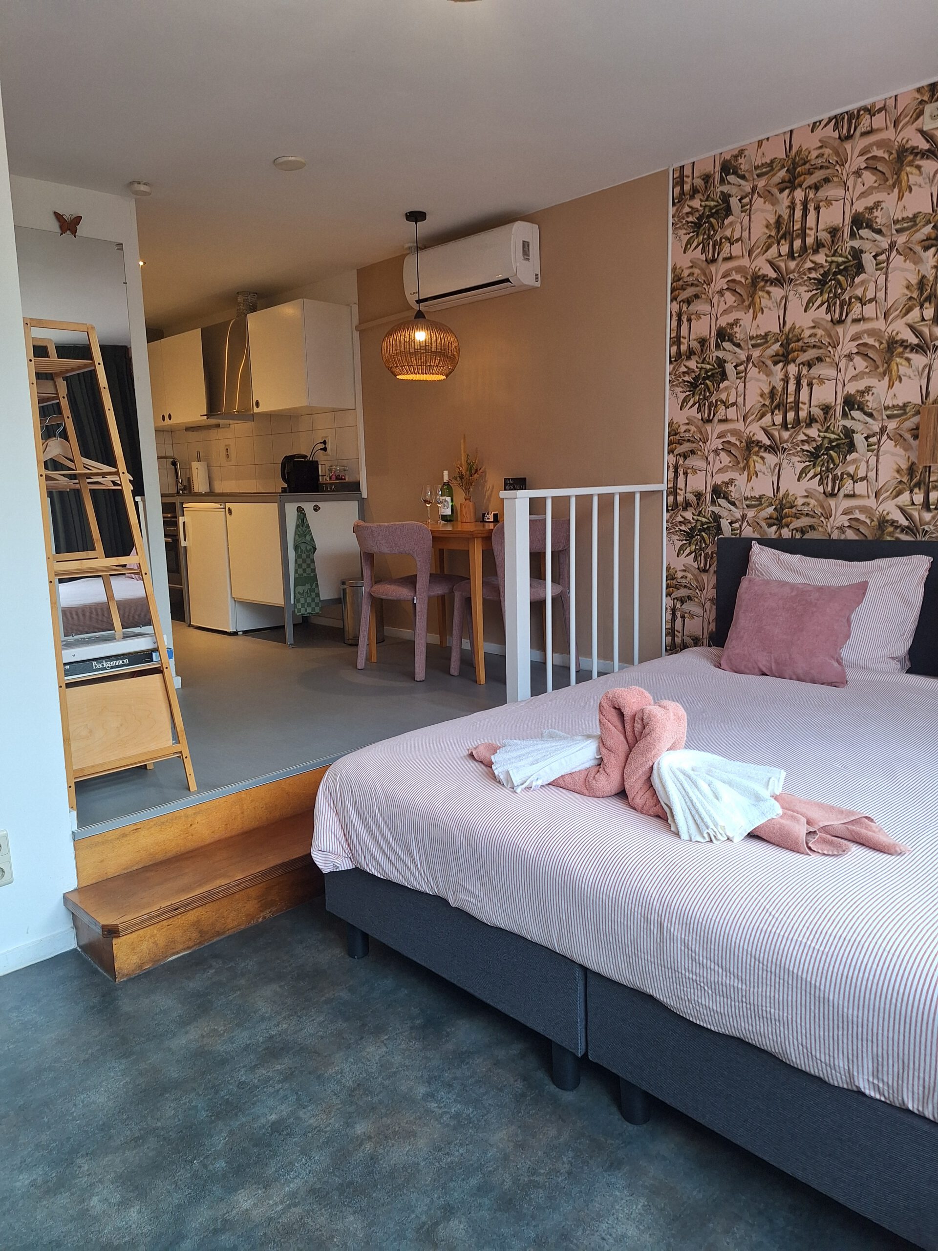 B&B Berglust Rotterdam Hillegersberg with double bed, dining table and kitchen